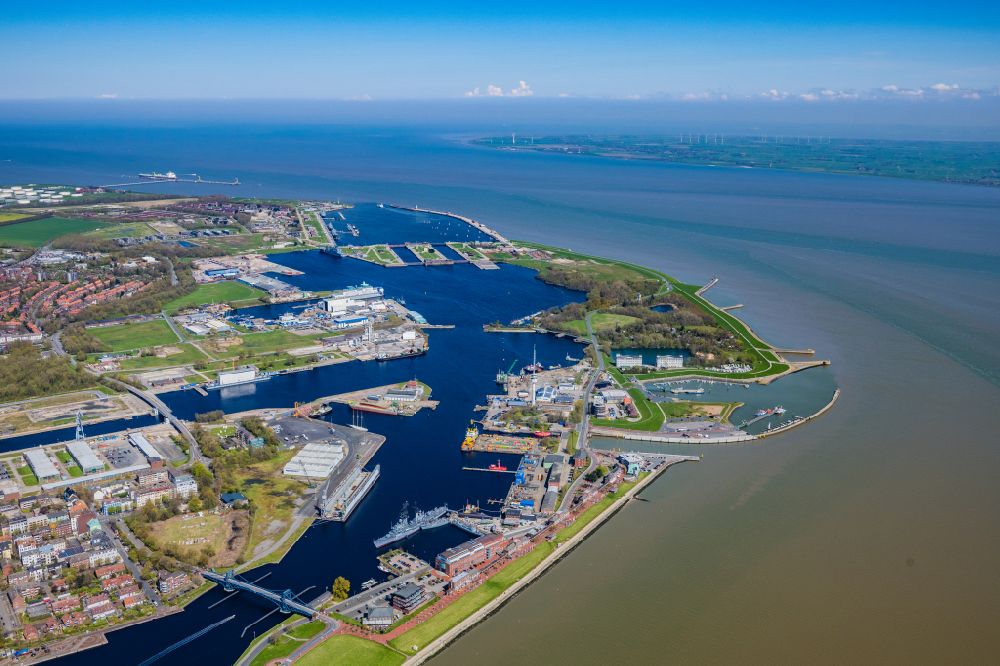 Luftbild Wilhelmshaven - Yachthafen mit Sportboot- Anlegestellen und Bootsliegeplätzen am Uferbereich des Pumpwerk Kulturzentrum in Wilhelmshaven im Bundesland Niedersachsen