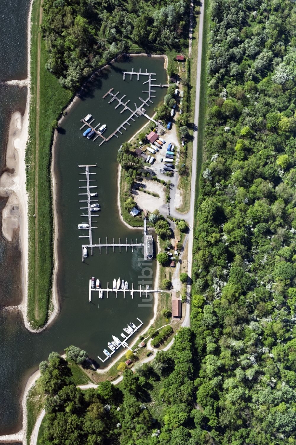 Luftaufnahme Beinheim - Yachthafen mit Sportboot- Anlegestellen und Bootsliegeplätzen am Uferbereich des Rhein in Beinheim in Grand Est, Frankreich