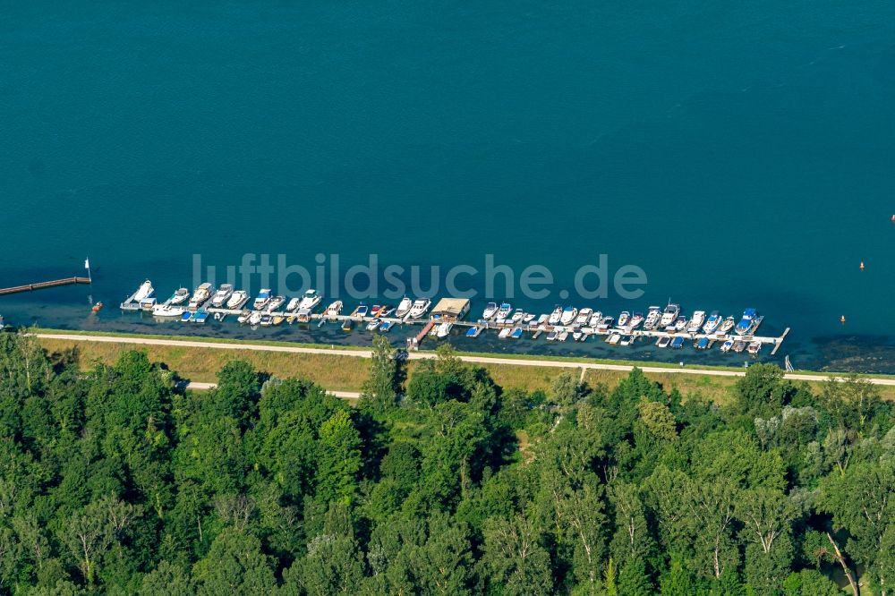 Baltzenheim aus der Vogelperspektive: Yachthafen mit Sportboot- Anlegestellen und Bootsliegeplätzen am Uferbereich Am Rhein in Burkheim und Baltzenheim in Grand Est, Frankreich