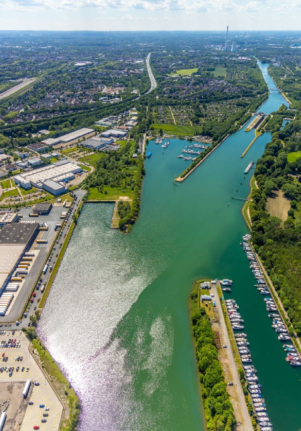 Luftaufnahme Herne - Yachthafen mit Sportboot- Anlegestellen und Bootsliegeplätzen am Uferbereich des Rhein-Herne-Kanal in Herne im Bundesland Nordrhein-Westfalen, Deutschland
