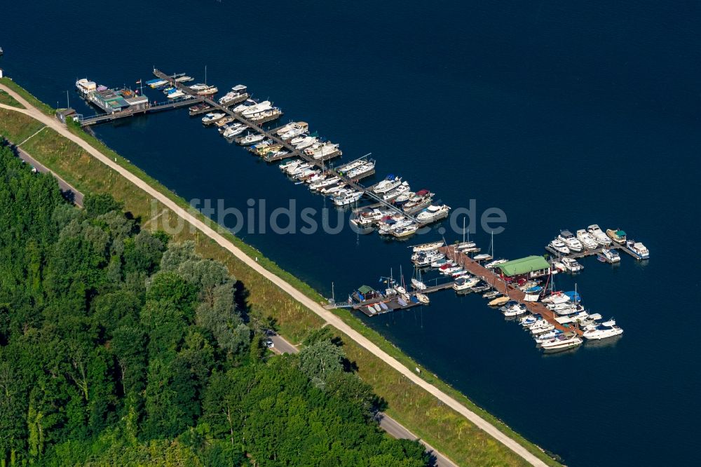 Weisweil aus der Vogelperspektive: Yachthafen mit Sportboot- Anlegestellen und Bootsliegeplätzen am Uferbereich am Rhein in Weisweil im Bundesland Baden-Württemberg, Deutschland