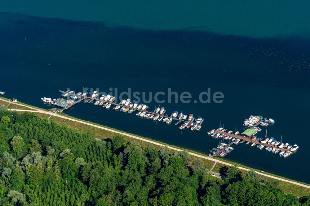 Luftbild Weisweil - Yachthafen mit Sportboot- Anlegestellen und Bootsliegeplätzen am Uferbereich am Rhein in Weisweil im Bundesland Baden-Württemberg, Deutschland
