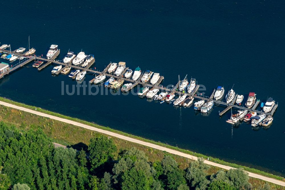 Weisweil von oben - Yachthafen mit Sportboot- Anlegestellen und Bootsliegeplätzen am Uferbereich am Rhein in Weisweil im Bundesland Baden-Württemberg, Deutschland