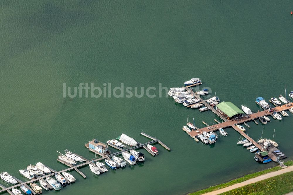 Luftaufnahme Weisweil - Yachthafen mit Sportboot- Anlegestellen und Bootsliegeplätzen am Uferbereich am Rhein in Weisweil im Bundesland Baden-Württemberg, Deutschland