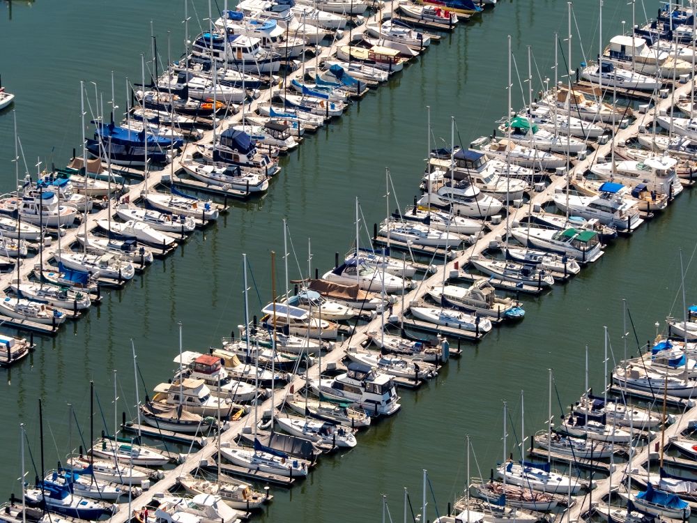 Luftbild Sausalito - Yachthafen mit Sportboot- Anlegestellen und Bootsliegeplätzen am Uferbereich Richardson Bay - Bridgeway in Sausalito in USA