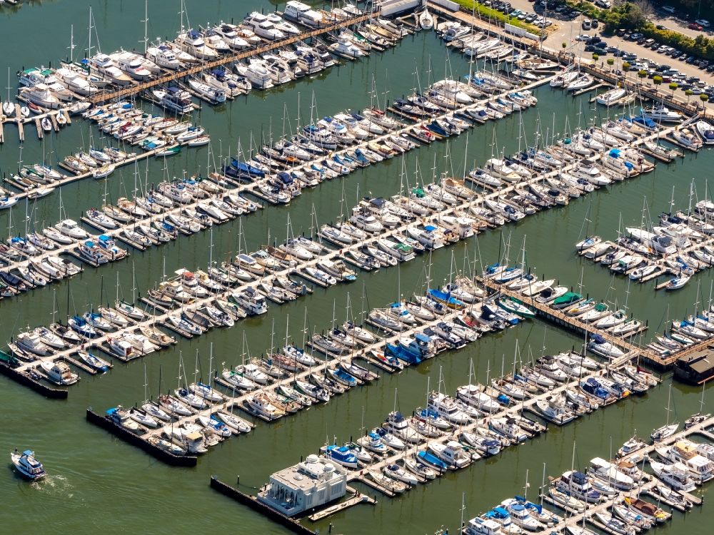 Sausalito von oben - Yachthafen mit Sportboot- Anlegestellen und Bootsliegeplätzen am Uferbereich Richardson Bay - Bridgeway in Sausalito in USA