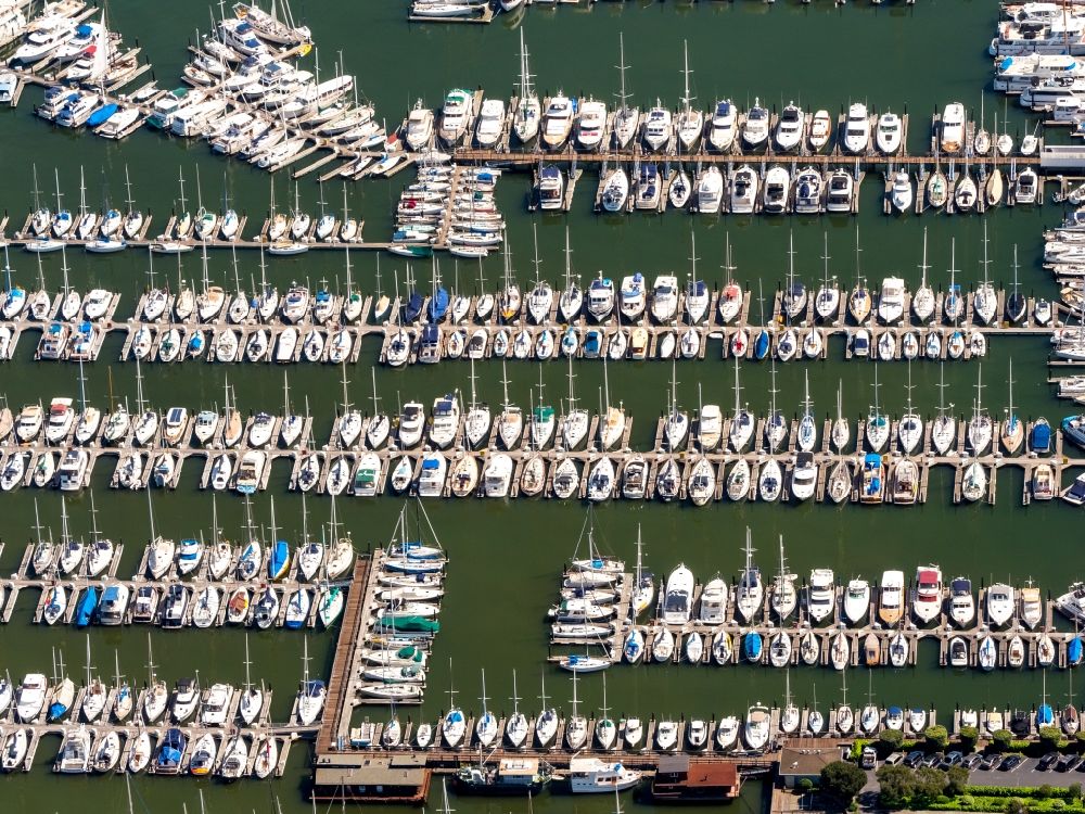 Luftbild Sausalito - Yachthafen mit Sportboot- Anlegestellen und Bootsliegeplätzen am Uferbereich Richardson Bay - Bridgeway in Sausalito in USA