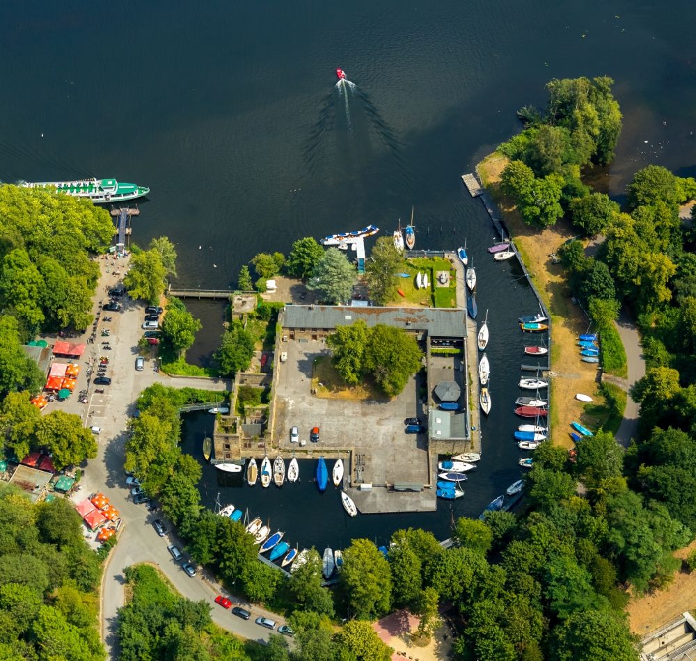 Essen von oben - Yachthafen mit Sportboot- Anlegestellen und Bootsliegeplätzen am Uferbereich der Ruhr in Essen im Bundesland Nordrhein-Westfalen, Deutschland