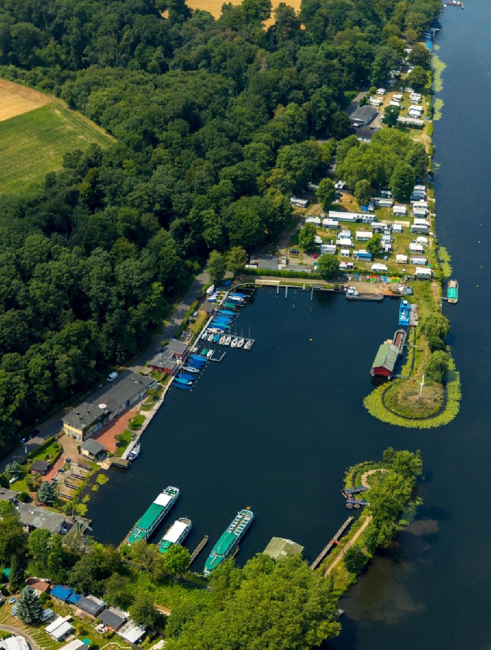 Luftbild Essen - Yachthafen mit Sportboot- Anlegestellen und Bootsliegeplätzen am Uferbereich der Ruhr im Ortsteil Fischlaken in Essen im Bundesland Nordrhein-Westfalen, Deutschland