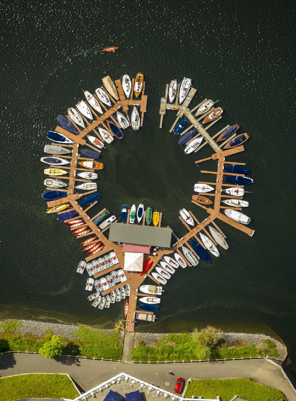 Luftbild Heimbach - Yachthafen mit Sportboot- Anlegestellen und Bootsliegeplätzen am Uferbereich des Rursees in Heimbach im Bundesland Nordrhein-Westfalen