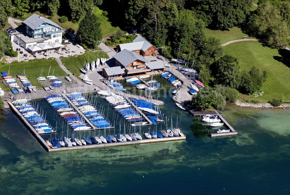 Starnberg von oben - Yachthafen Sportboot- Anlegestellen und Bootsliegeplätzen am Uferbereich des Starnberger See in Starnberg im Bundesland Bayern, Deutschland