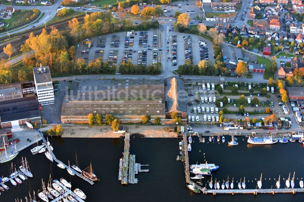 Luftaufnahme Travemünde - Yachthafen mit Sportboot- Anlegestellen und Bootsliegeplätzen am Uferbereich der Trave in Travemünde im Bundesland Schleswig-Holstein, Deutschland