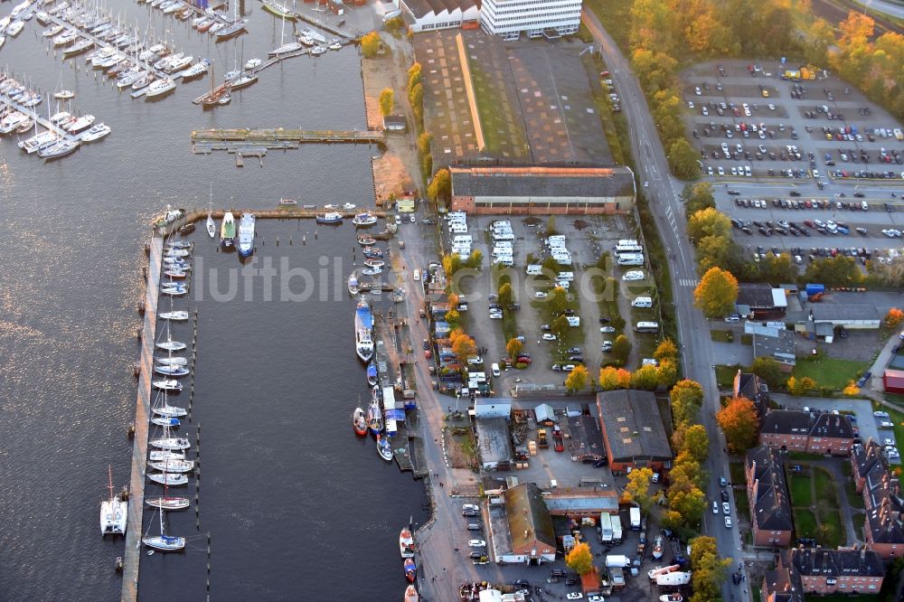 Luftaufnahme Travemünde - Yachthafen mit Sportboot- Anlegestellen und Bootsliegeplätzen am Uferbereich der Trave in Travemünde im Bundesland Schleswig-Holstein, Deutschland