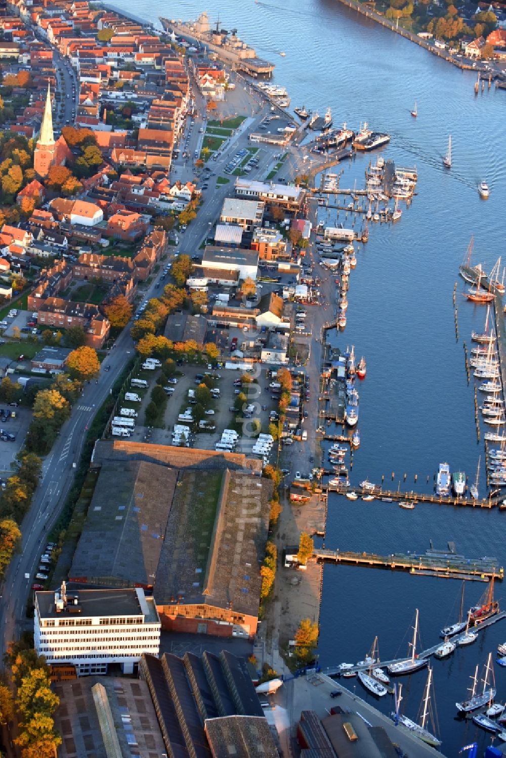 Luftbild Travemünde - Yachthafen mit Sportboot- Anlegestellen und Bootsliegeplätzen am Uferbereich der Trave in Travemünde im Bundesland Schleswig-Holstein, Deutschland