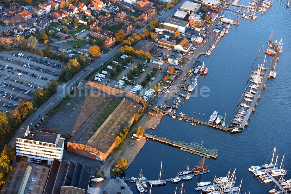 Travemünde von oben - Yachthafen mit Sportboot- Anlegestellen und Bootsliegeplätzen am Uferbereich der Trave in Travemünde im Bundesland Schleswig-Holstein, Deutschland