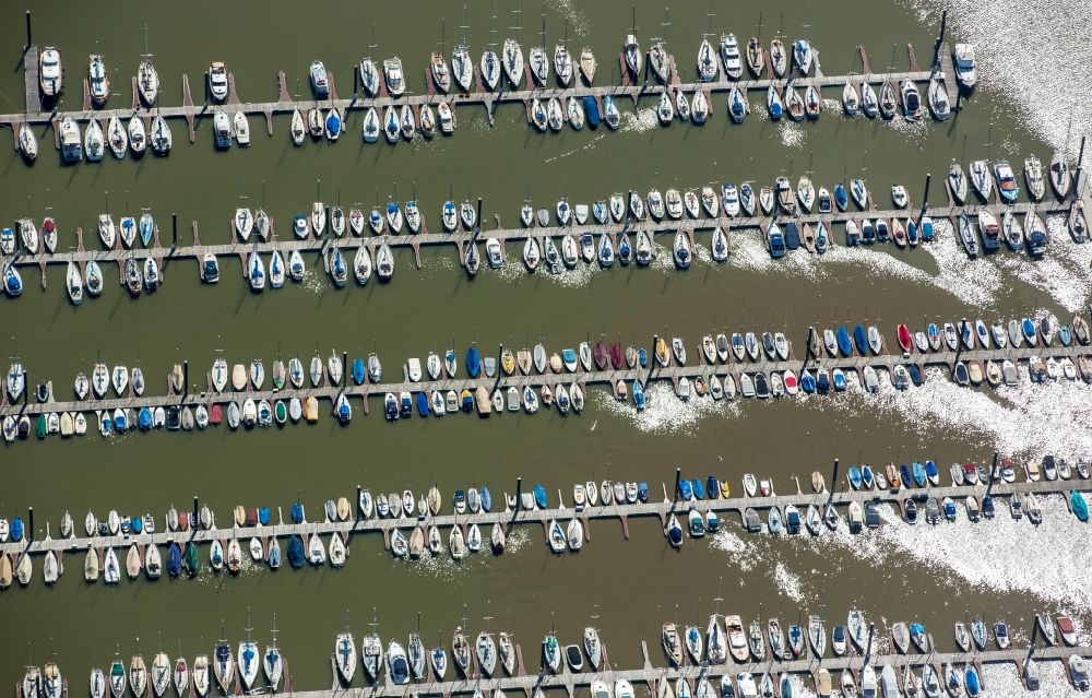 Luftaufnahme Wedel - Yachthafen mit Sportboot- Anlegestellen und Bootsliegeplätzen am Uferbereich in Wedel im Bundesland Schleswig-Holstein