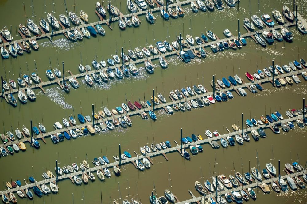Wedel von oben - Yachthafen mit Sportboot- Anlegestellen und Bootsliegeplätzen am Uferbereich in Wedel im Bundesland Schleswig-Holstein