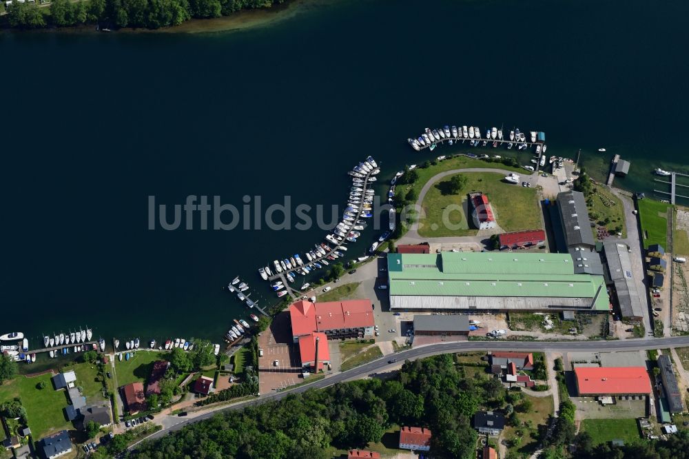 Luftbild Joachimsthal - Yachthafen mit Sportboot- Anlegestellen und Bootsliegeplätzen am Uferbereich des Werbellinsee in Joachimsthal im Bundesland Brandenburg, Deutschland