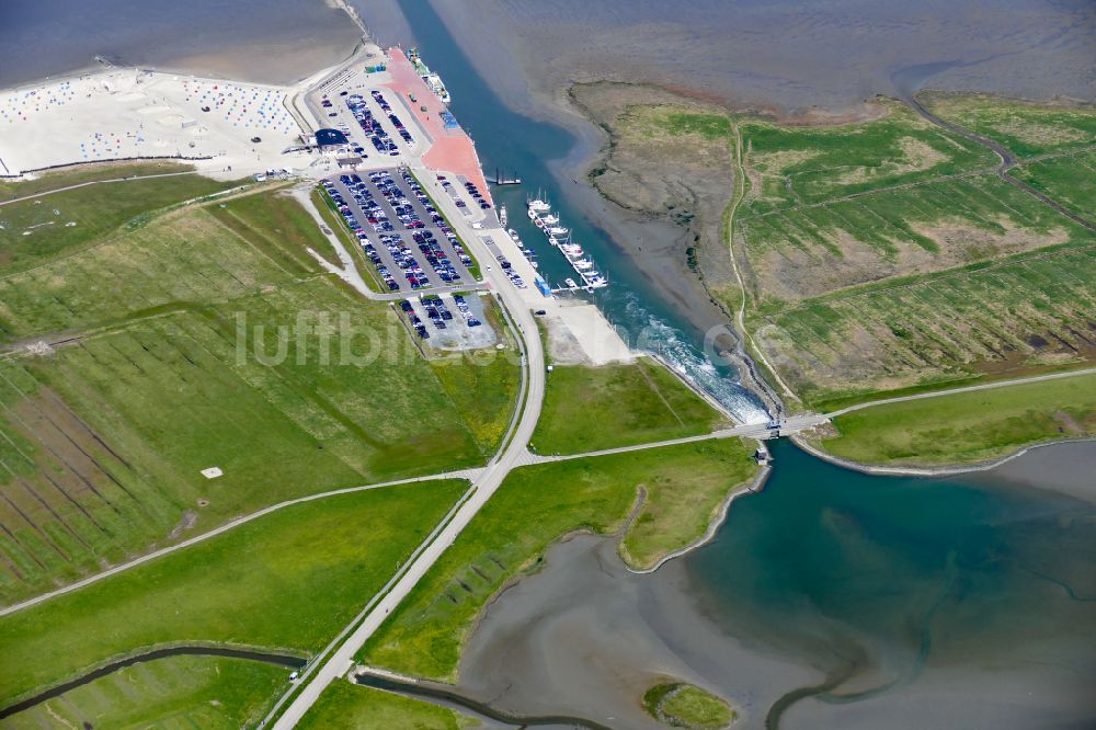 Luftaufnahme Dornum - Yachthafen mit Sportboot- Anlegestellen und Bootsliegeplätzen am Uferbereich des Wichter Ee an der Nordsee- Küste in Dornum im Bundesland Niedersachsen