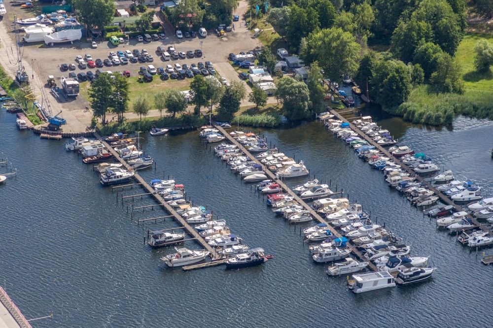 Luftbild Werder (Havel) - Yachthafen mit Sportboot Anlegestellen und Bootsliegeplätzen am Uferbereich Yachthafen Ringel in Werder (Havel) im Bundesland Brandenburg, Deutschland