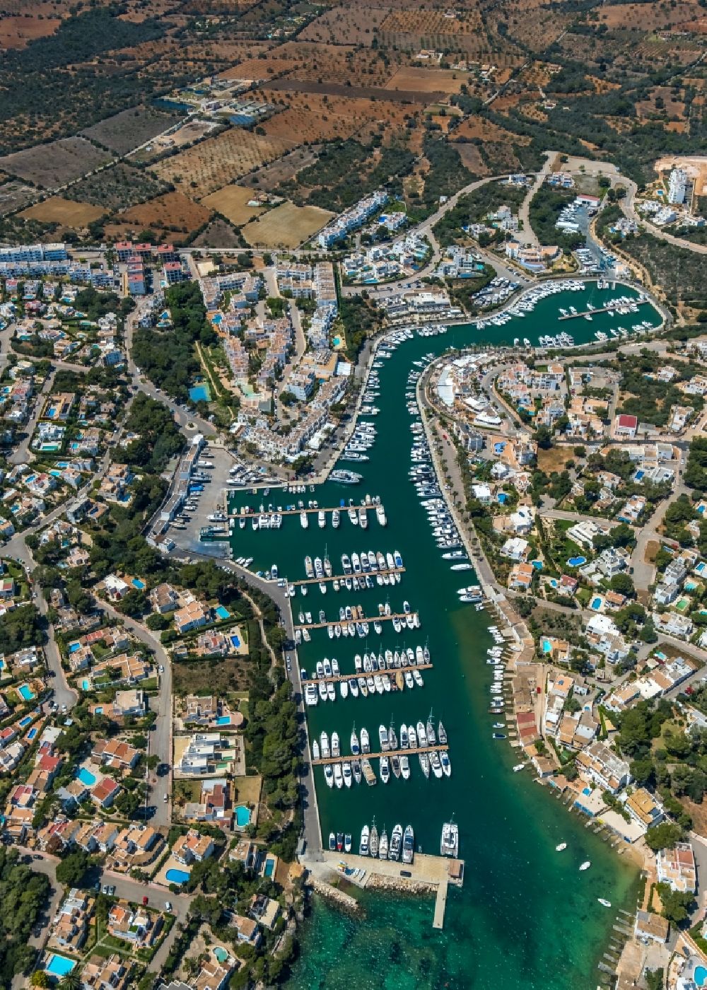 Santanyi aus der Vogelperspektive: Yachthafen am Uferbereich der Bucht Cala Llonga in Santanyi in Balearische Insel Mallorca, Spanien