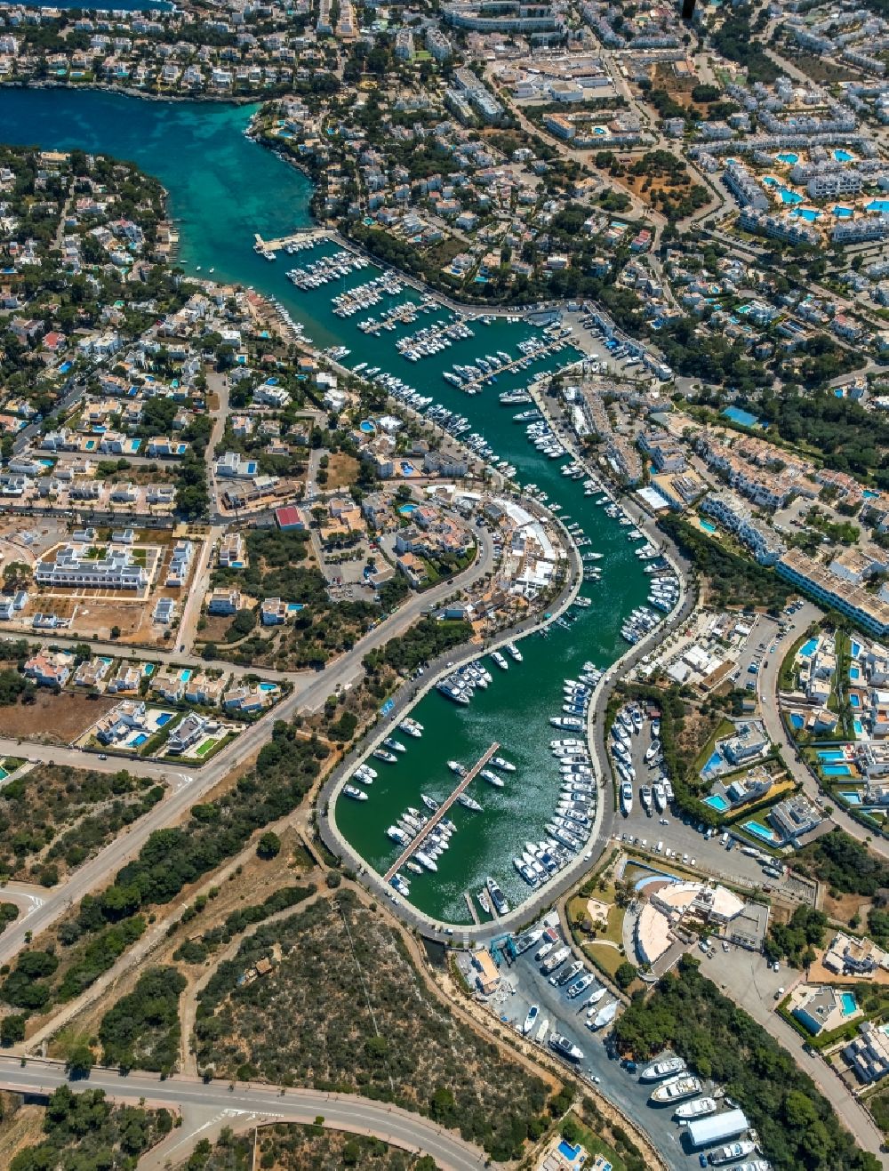 Luftaufnahme Santanyi - Yachthafen am Uferbereich der Bucht Cala Llonga in Santanyi in Balearische Insel Mallorca, Spanien