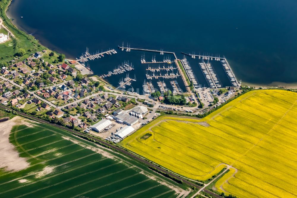 Großenbrode von oben - Yachthafen am Uferbereich des Großenbroder Binnensee in Großenbrode im Bundesland Schleswig-Holstein, Deutschland