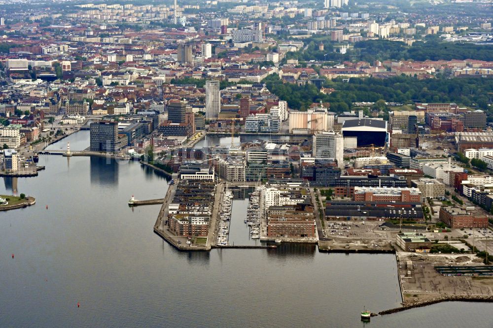 Malmö von oben - Yachthafen am Uferbereich in Malmö in Skane län, Schweden