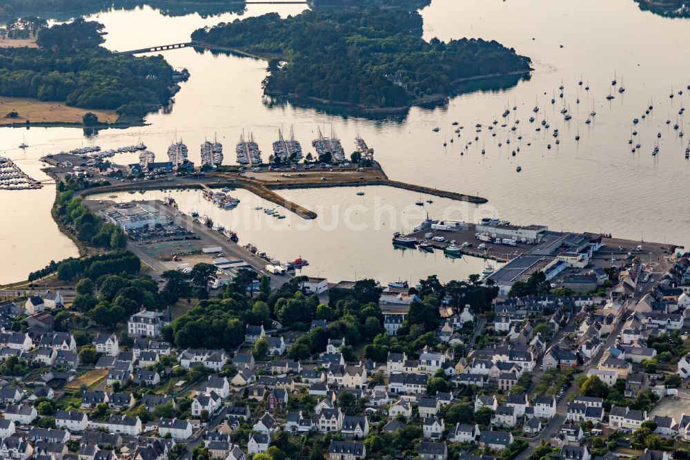 Loctudy aus der Vogelperspektive: Yachthafen am Uferbereich der Marina - Port de Plaisance in Loctudy in Bretagne, Frankreich