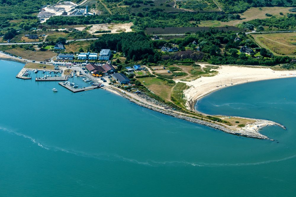 Munkmarsch von oben - Yachthafen am Uferbereich der Nordsee in Munkmarsch auf der Insel Sylt im Bundesland Schleswig-Holstein, Deutschland