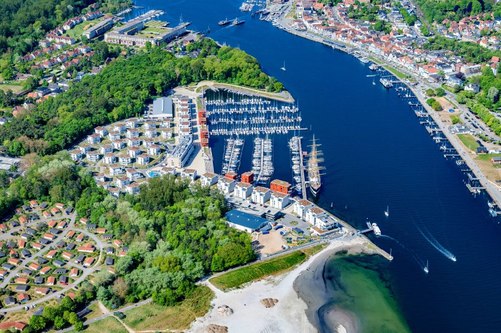 Lübeck aus der Vogelperspektive: Yachthafen am Uferbereich Passathafen in Lübeck Travemünde im Bundesland Schleswig-Holstein, Deutschland