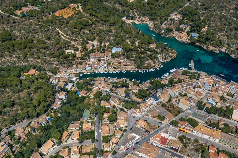 Luftaufnahme Cala Figuera - Yachthafen am Uferbereich vom Port de Cala Figuera und Calo d'en Busques in Cala Figuera in Balearische Insel Mallorca, Spanien
