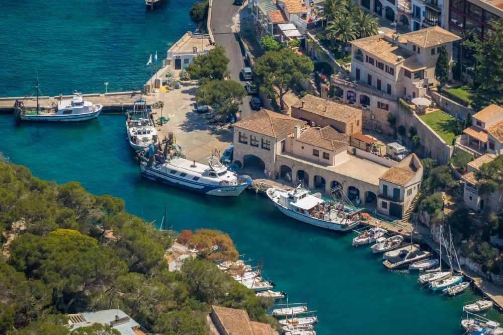 Cala Figuera aus der Vogelperspektive: Yachthafen am Uferbereich vom Port de Cala Figuera und Calo d'en Busques in Cala Figuera in Balearische Insel Mallorca, Spanien