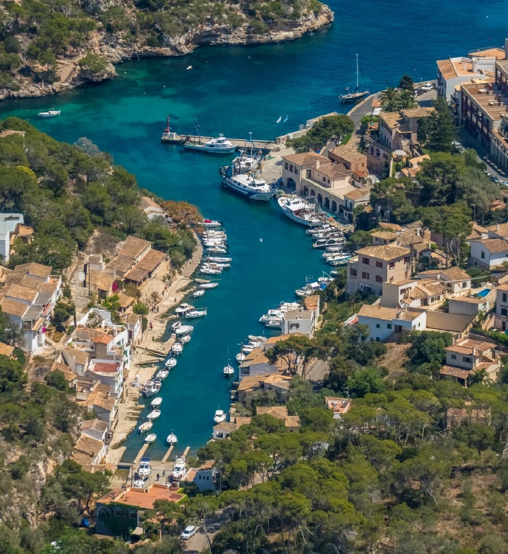 Cala Figuera von oben - Yachthafen am Uferbereich vom Port de Cala Figuera und Calo d'en Busques in Cala Figuera in Balearische Insel Mallorca, Spanien