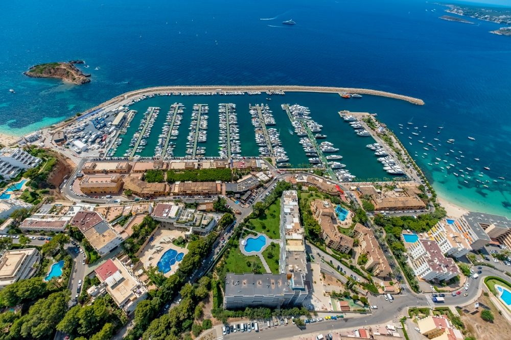 Luftaufnahme Portals Nous - Yachthafen am Uferbereich Puerto Portals in Portals Nous in Balearische Insel Mallorca, Spanien