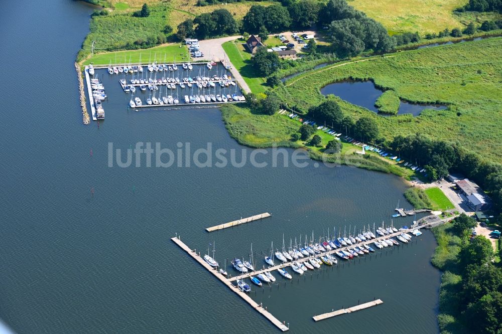 Luftaufnahme Fleckeby - Yachthafen am Uferbereich der Schlei in Fleckeby im Bundesland Schleswig-Holstein, Deutschland