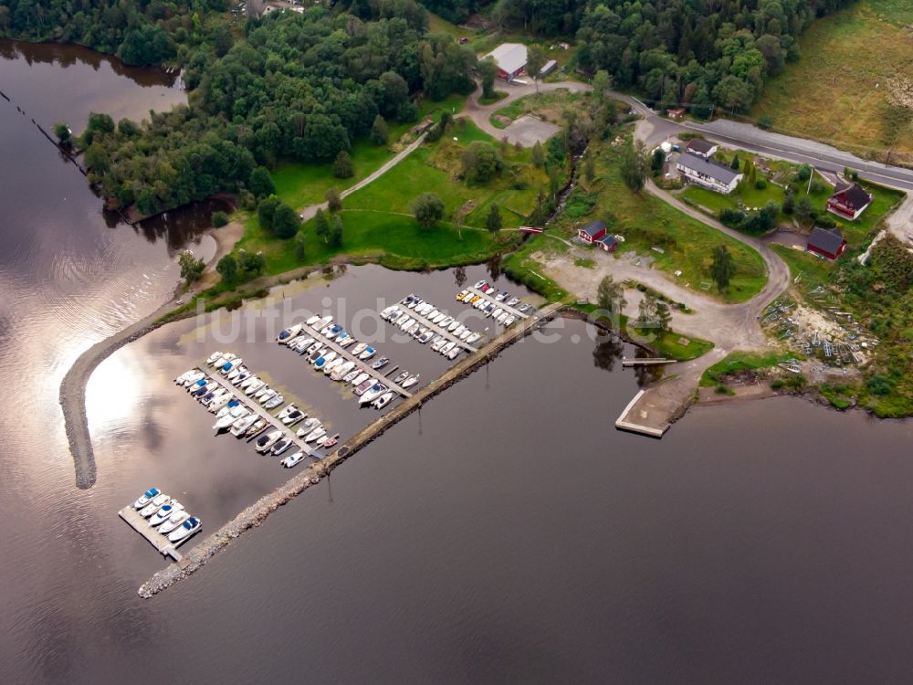 Flateby von oben - Yachthafen am Uferbereich des Sees Oyeren in Flateby in Viken, Norwegen