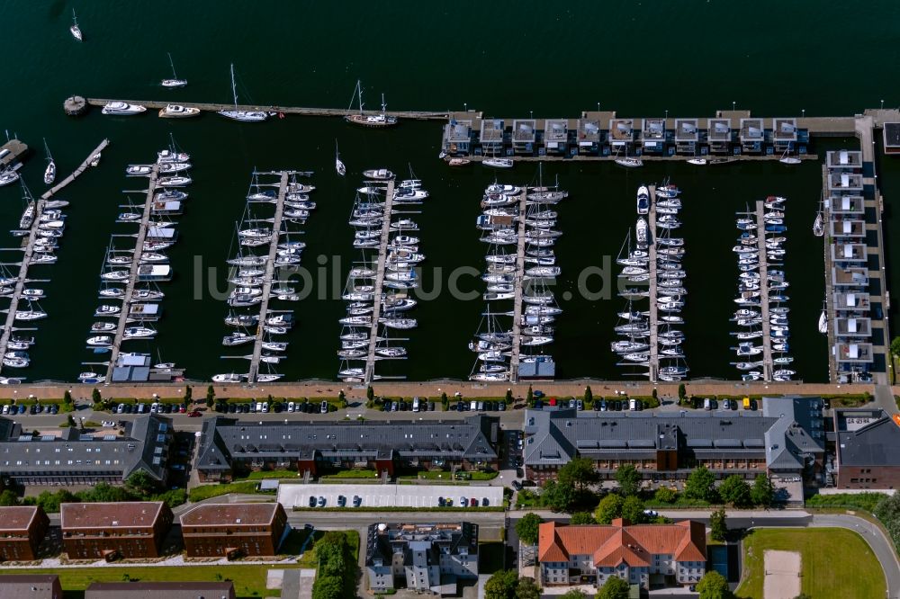 Flensburg von oben - Yachthafen am Uferbereich Sonwik Yachthafen an der Fördepromenade - Auf der Mole in Flensburg im Bundesland Schleswig-Holstein, Deutschland