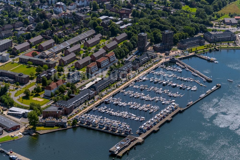Flensburg von oben - Yachthafen am Uferbereich Sonwik Yachthafen an der Fördepromenade - Auf der Mole in Flensburg im Bundesland Schleswig-Holstein, Deutschland