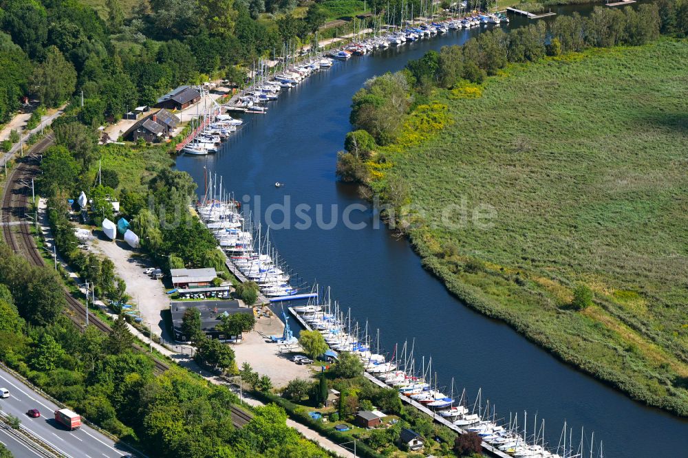 Luftbild Lübeck - Yachthafen am Uferbereich Stettiner Yacht-Club e.V. in Lübeck im Bundesland Schleswig-Holstein, Deutschland