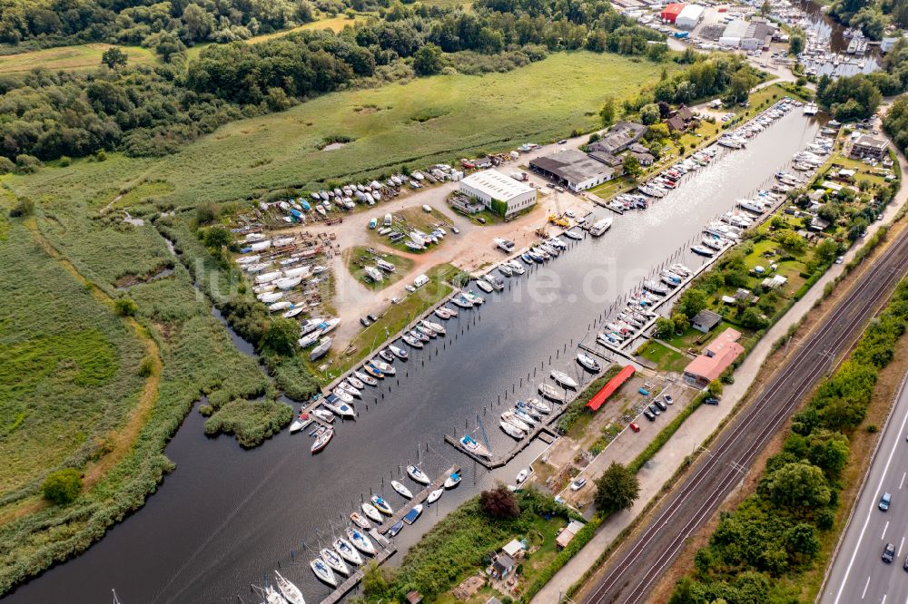 Bad Schwartau aus der Vogelperspektive: Yachthafen am Uferbereich der Trave in Bad Schwartau im Bundesland Schleswig-Holstein, Deutschland