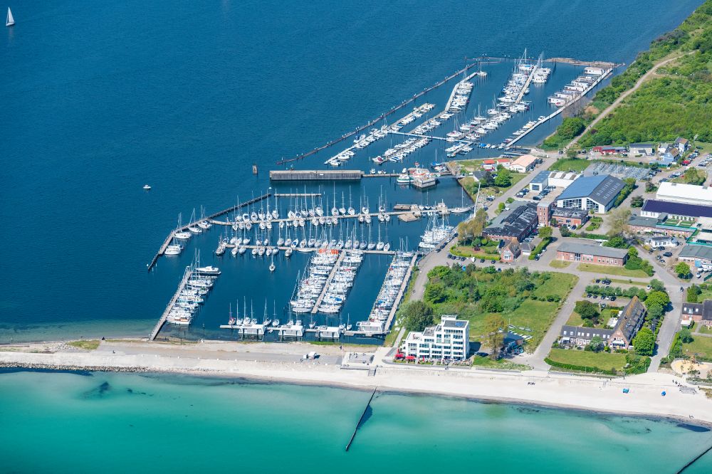 Großenbrode aus der Vogelperspektive: Yachthafen am Uferbereich Wassersport Zentrum in Großenbrode im Bundesland Schleswig-Holstein, Deutschland