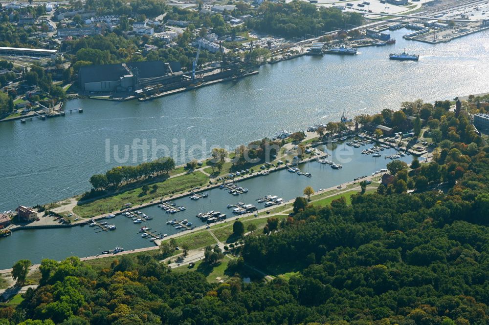 Swinemünde aus der Vogelperspektive: Yachthafen am Uferbereich Yacht Harbor Sport and Recreation Center in Swinemünde in Woiwodschaft Westpommern, Polen