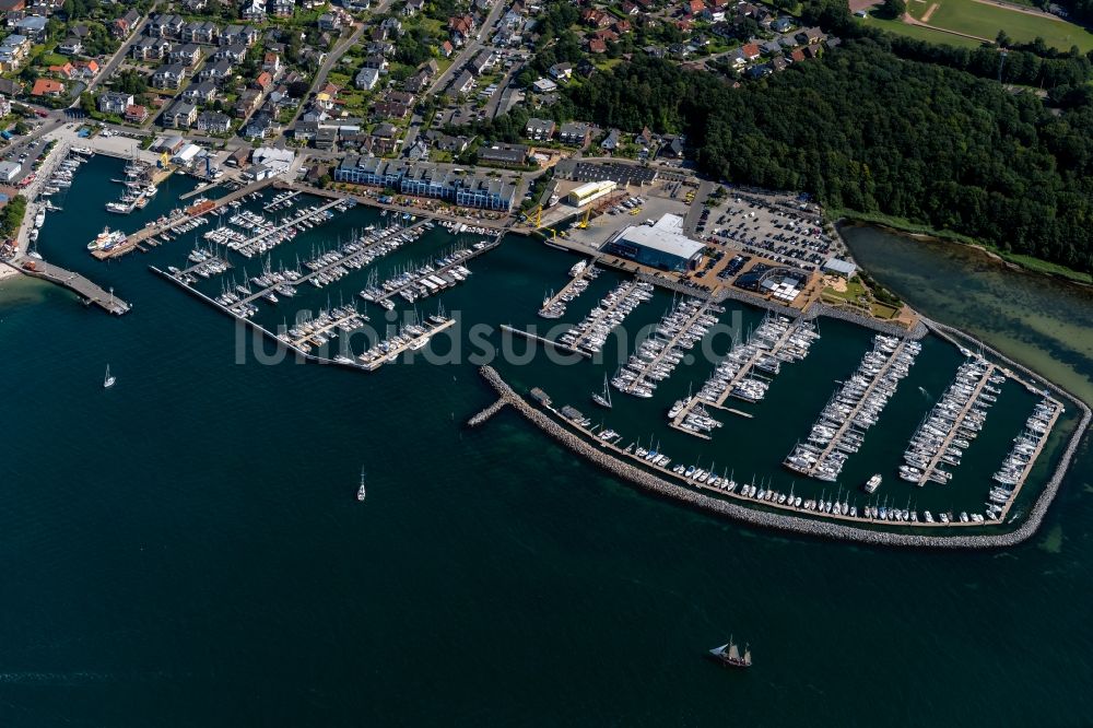 Luftaufnahme Laboe - Yachthafen Yacht- und Gewerbehafen Ostseebad Laboe am Uferbereich der Ostsee in Laboe im Bundesland Schleswig-Holstein, Deutschland
