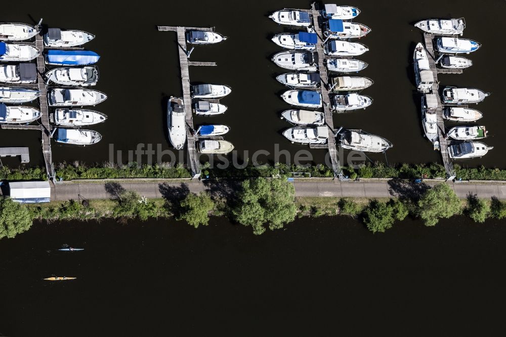 Luftbild Dillingen/Saar - Yachthafen des Yacht- und Wassersport-Club e.V. Dillingen/Saar mit Sportboot- Anlegestellen und Bootsliegeplätzen am Uferbereich der Saar in Dillingen/Saar im Bundesland Saarland, Deutschland