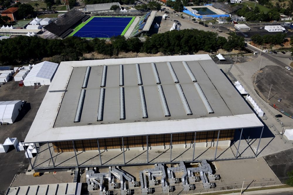 Luftaufnahme Rio de Janeiro - Youth Arena und Hockey Sportplatzanlagen im Deodoro Olympic Park in Rio de Janeiro in Brasilien