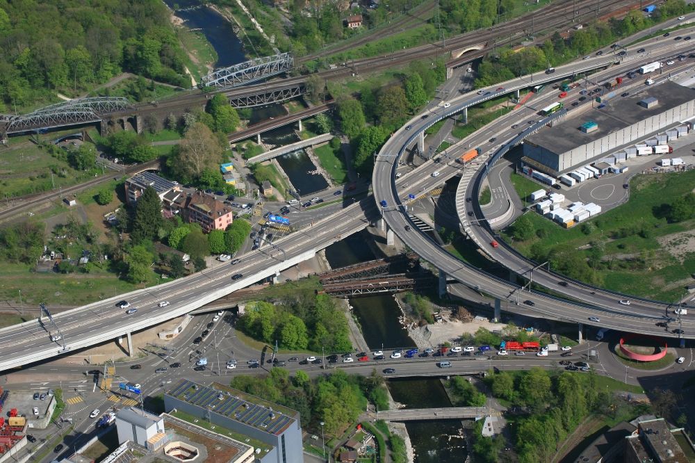 Basel von oben - Zahlreiche Brücken über den Fluss Wiese in Basel in der Schweiz
