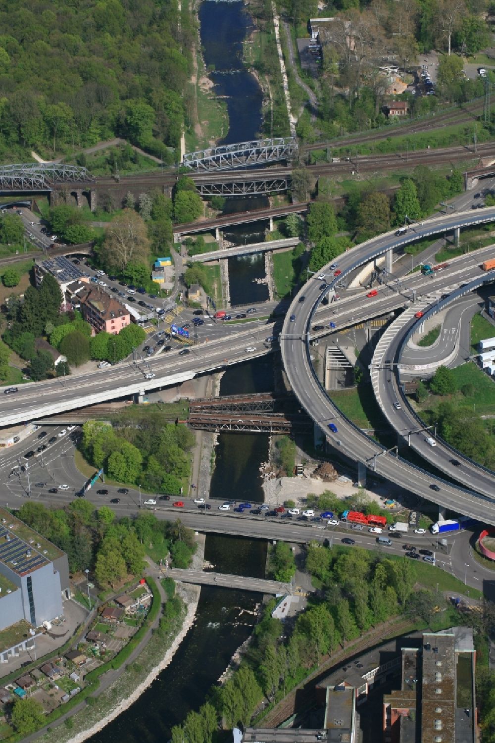 Basel aus der Vogelperspektive: Zahlreiche Brücken über den Fluss Wiese in Basel in der Schweiz