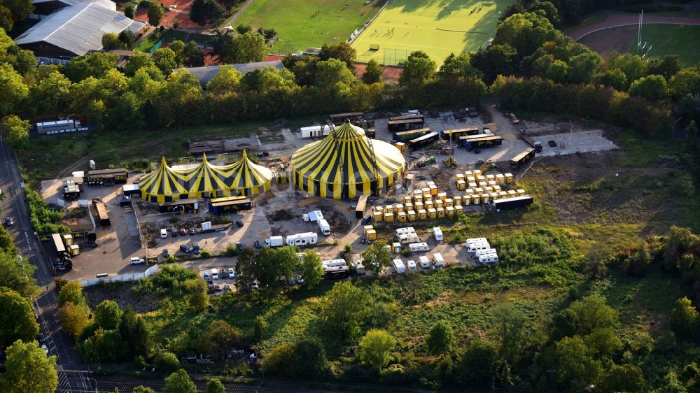 Bonn aus der Vogelperspektive: Zelt- Kuppeln des Zirkus Flic Flac in Bonn im Bundesland Nordrhein-Westfalen, Deutschland