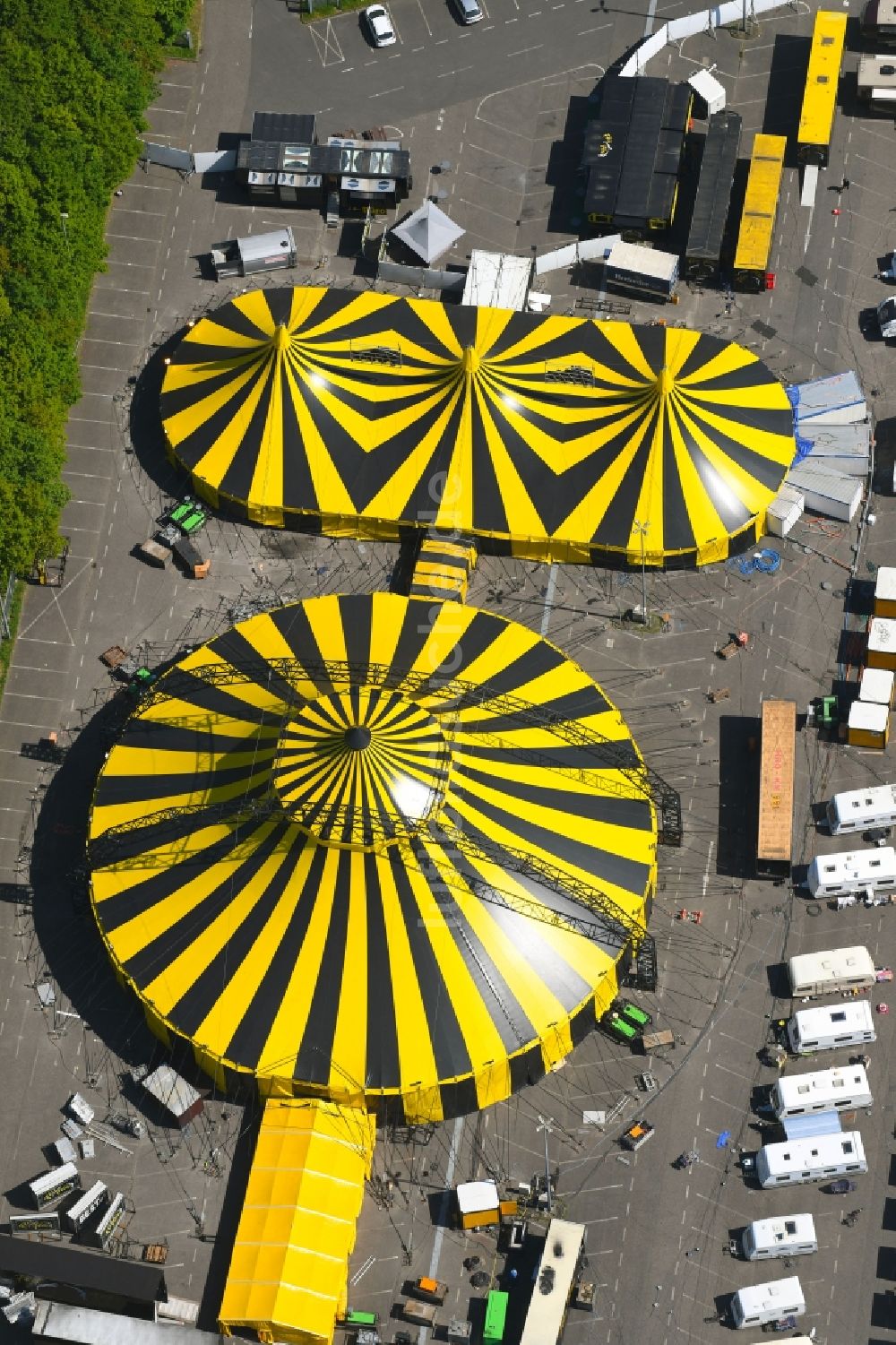 Luftbild Mönchengladbach - Zelt- Kuppeln des Zirkus Flic Flac in Mönchengladbach im Bundesland Nordrhein-Westfalen, Deutschland